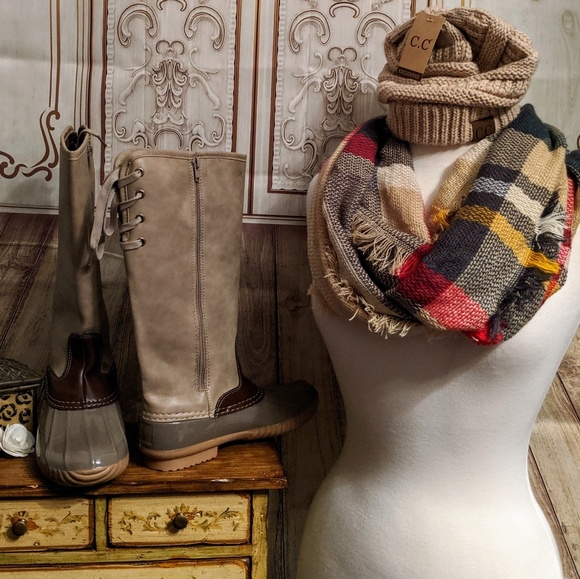 Tall taupe duck boots with lace up detail! 🍁🍂 - Picture 4 of 5